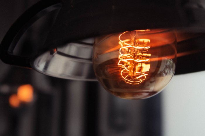 Energia elektryczna pod kontrolą: jak obniżać rachunki za prąd i oszczędzać