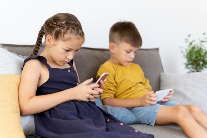 Pierwszy telefon komórkowy – Kiedy i jak wprowadzić dziecko w świat technologii?