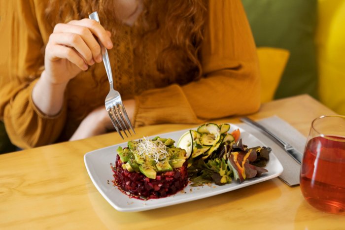 Jak uniknąć pułapek dietetycznych planując menu dla różnorodnych gości?